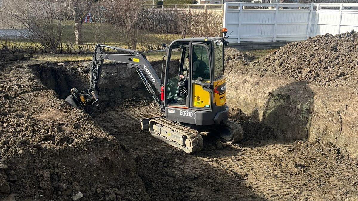Uppbyggnad av poolens grundkonstruktion