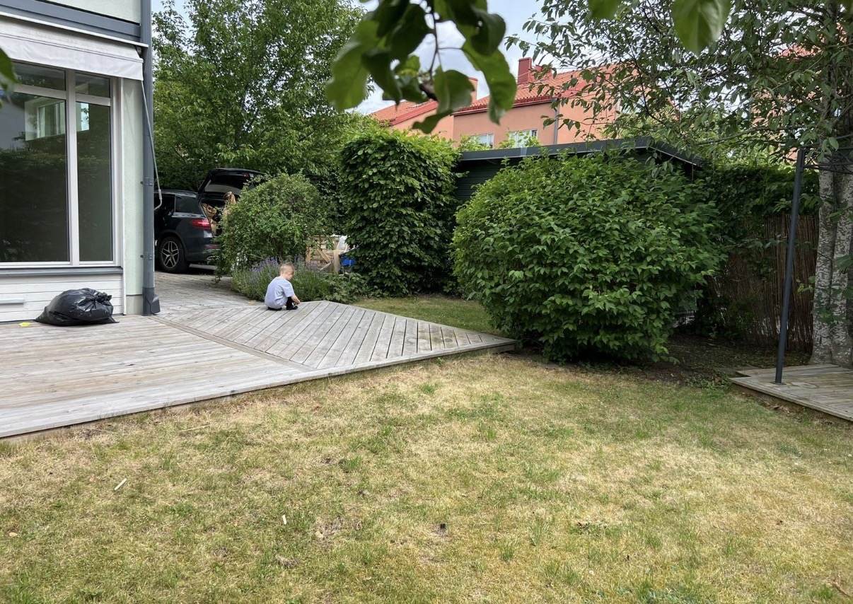Vy över trädgården innan ombyggnaden