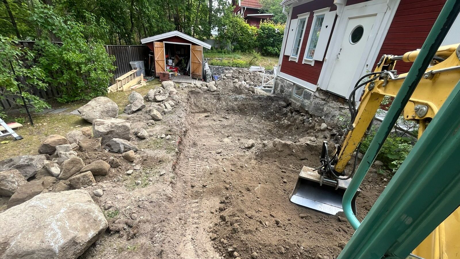 Schakt intill befintlig byggnad